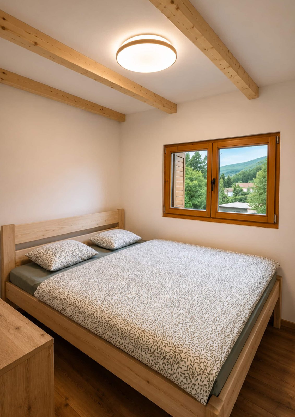 Manželská postel z masivu a okno do lesa